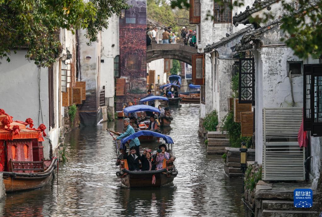 飞跃沙丘的小球